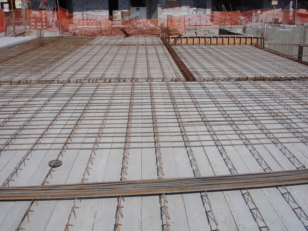 Laje painel treliçada montada em canteiro de obras